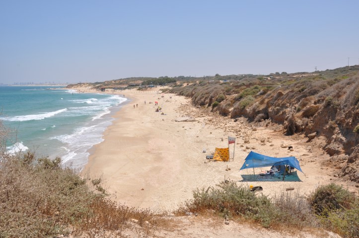 אוהלים על חוף הים בגן לאומי פלמחים