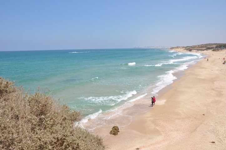 רצועת חוף חולי בגן לאומי חוף פלמחים