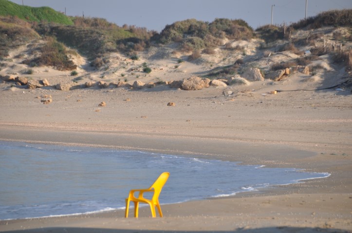 חוף מפורץ בגן לאומי תל דור עם רקע היסטורי עשיר