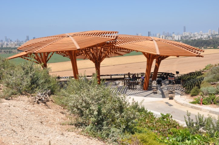 אגם וצמחייה בפארק אריאל שרון, אזור טבע עירוני במרכז גוש דן