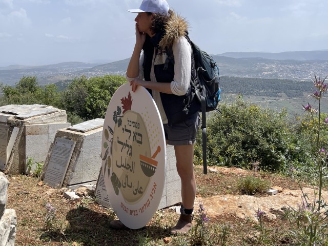 מדריכת הטיולים כרמית ארבל מיוזמי שביל בית הכרם