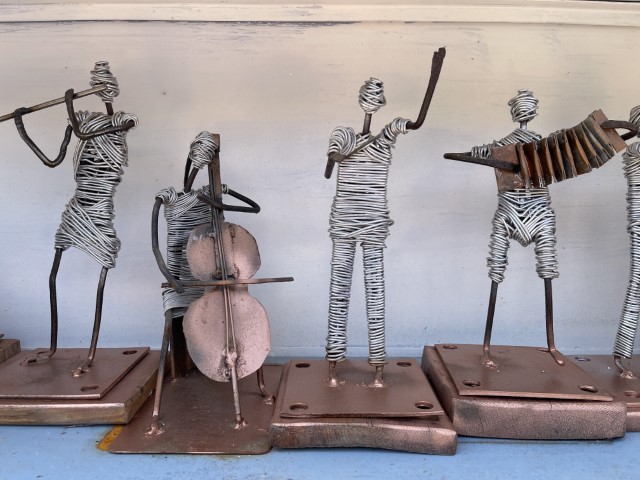 פסלים מברזל וחוטי אלומיניום של רפאל בונה במעלה צביה