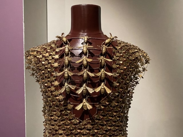 שריון דבורים מפליז של נועה לי שקד