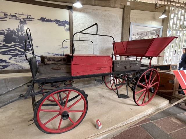 דליג'נס ומזוודות עור מימי העלייה השנייה במוזיאון העמק - קיבוץ יפעת