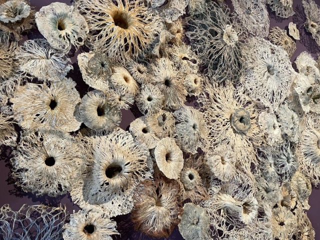 מיצב פיסולי של אוהד צרפתי מנייר בטכניקה יפנית מסורתית