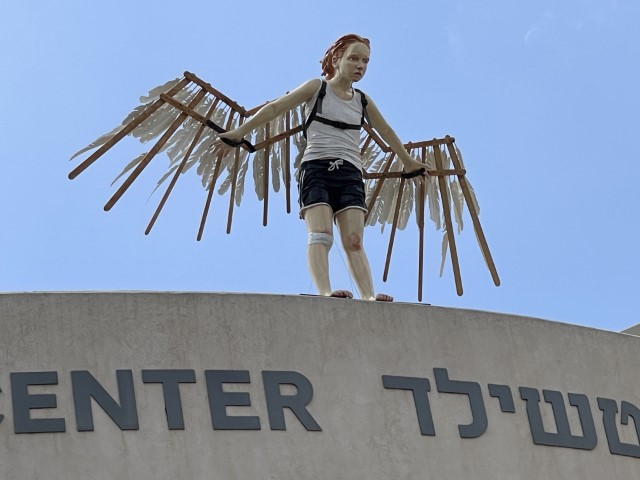 ילדה עם כנפיים של ורד אהרונוביץ