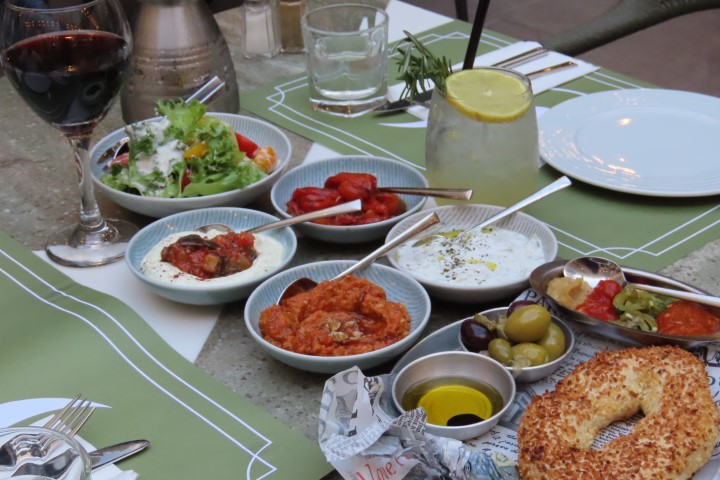 מנות פתיחה ובייגל ירושלמי עם זעתר