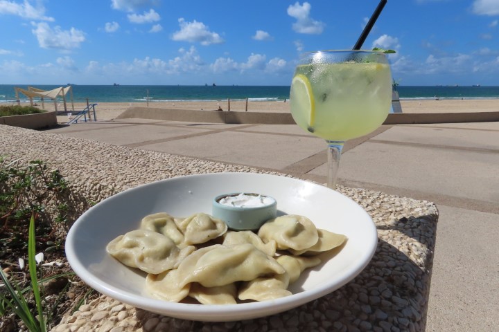 חינקלי גבינות וקוקטייל מוחיטו