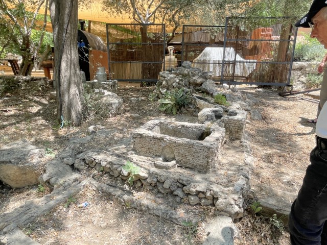 תעלה בנויה מאבנים וחמר להובלת מי מעיין לשדות בעין יעל