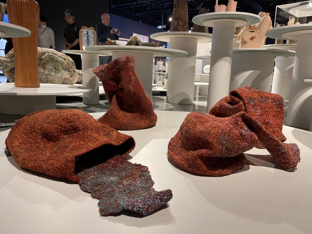 מריה זברין יוצרת כלים מצמר, כותנה ופוליסטר - סריגה ורקמה