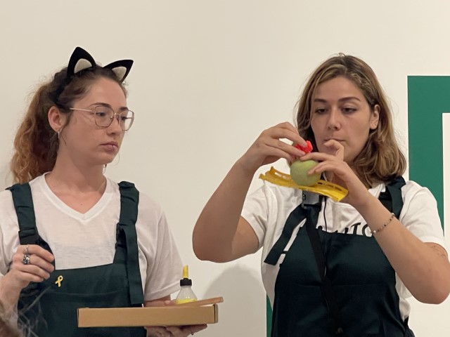 מדריכות של מיזם עירמפעל מדגימות למשתתפים את תהליך העבודה במפעל