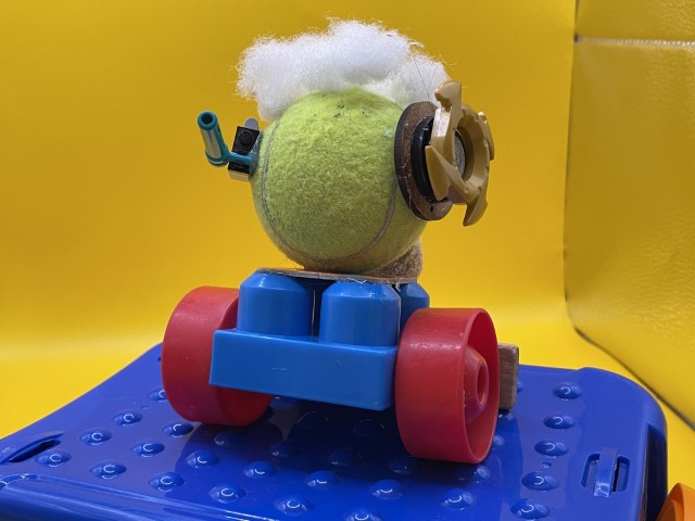 יצירה בשם "היצור ללא שם" של איתמר בן ה-9 מתוך הסדנה