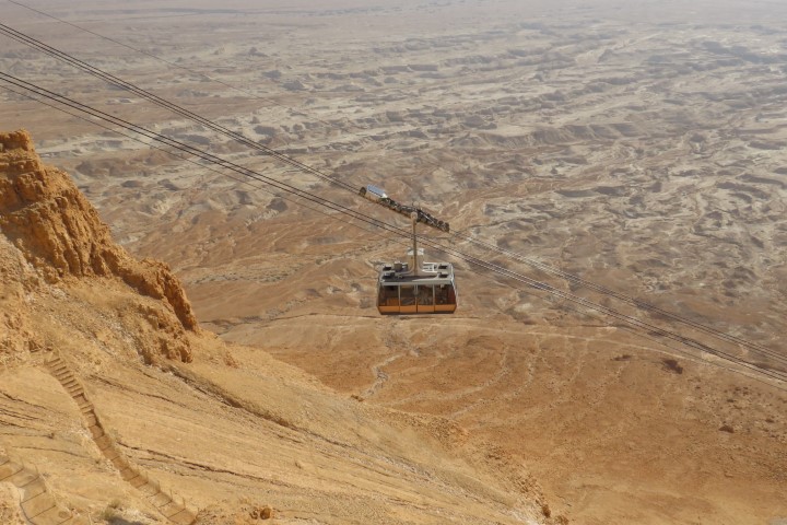 רכבל מצדה בשעת זריחה עם שביל הליכה על רקע הזריחה