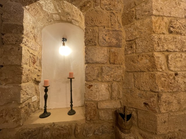 פרטי וינטג' בגומחות האבן בסוויטות של ג'וזפין בעכו