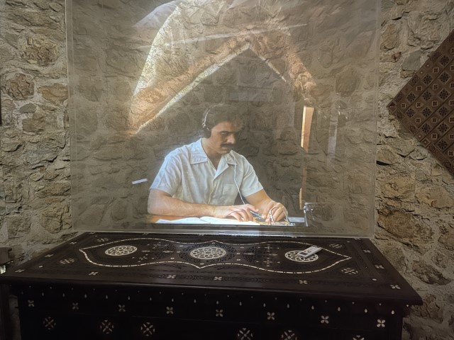 הולוגרמה של אלי כהן משדר מורס בחדר משוחזר בדמשק
