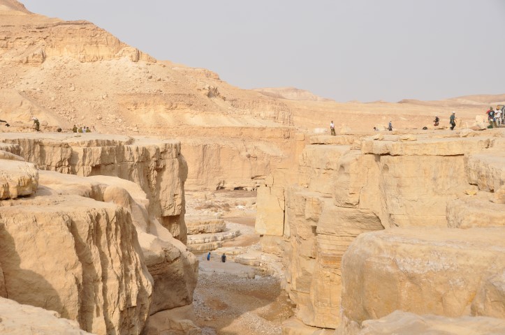 נחל פרס בצפון הערבה, קניון מדברי עם מצוקים וסלעים