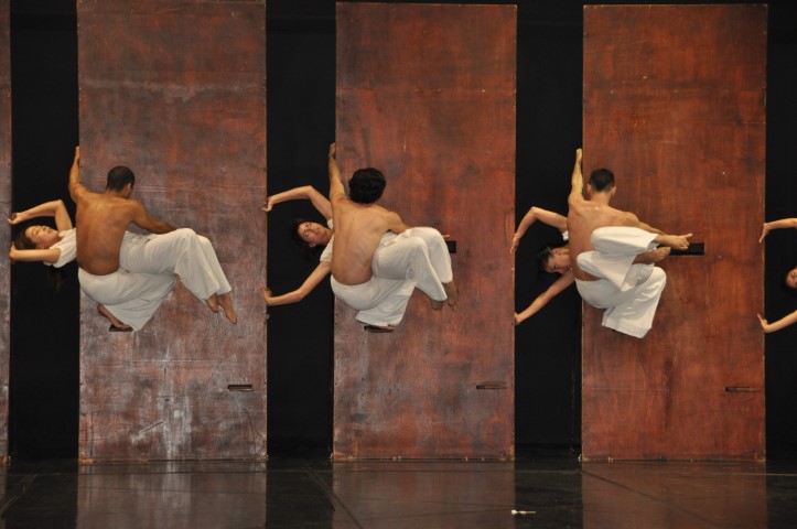 זכרון דברים של להקת המחול הקיבוצית  צילום: רונית סבירסקי