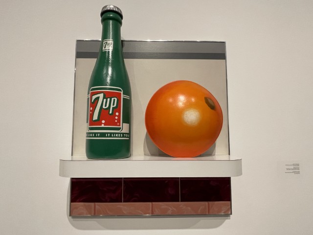 בקבוק 7UP ותפוז ביצירת פופ ארט של טום וסלמן