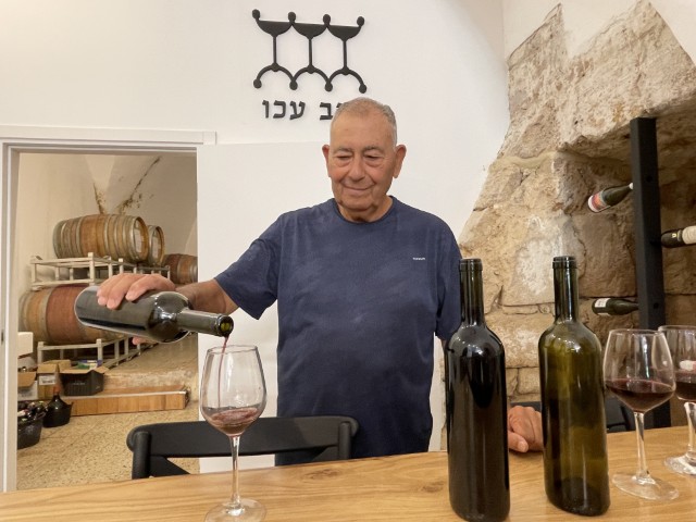 שלמה מוסרי במרכז המבקרים של יקב עכו