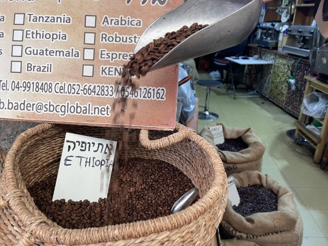 מוכרת הקפה בשוק העתיק של עכו