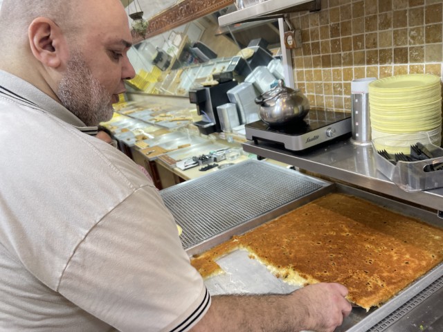 כנאפה בחנות הממתקים של קשאש בעכו