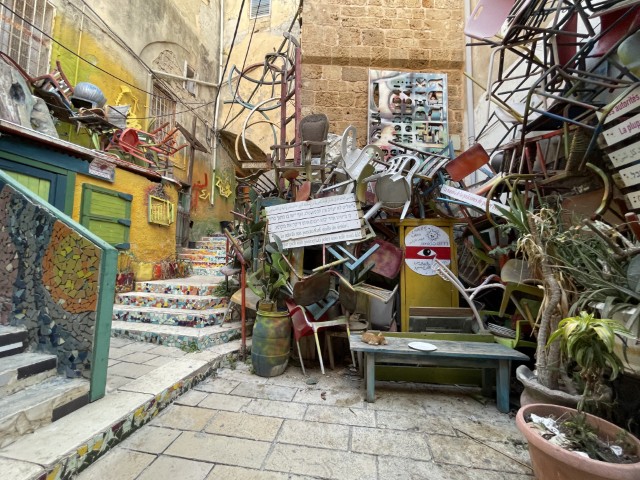 מיצב הכיסאות של ואליד אשאש בעכו