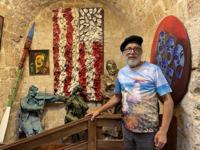 האמן ואליד אשאש בגלריה שלו בעכו