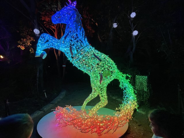 יוניקורן מואר בגוונים זרחניים בפסטיבל האור LUMAGICA