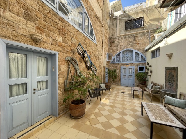 פטיו משותף לשלוש סוויטות במלון ערבסק