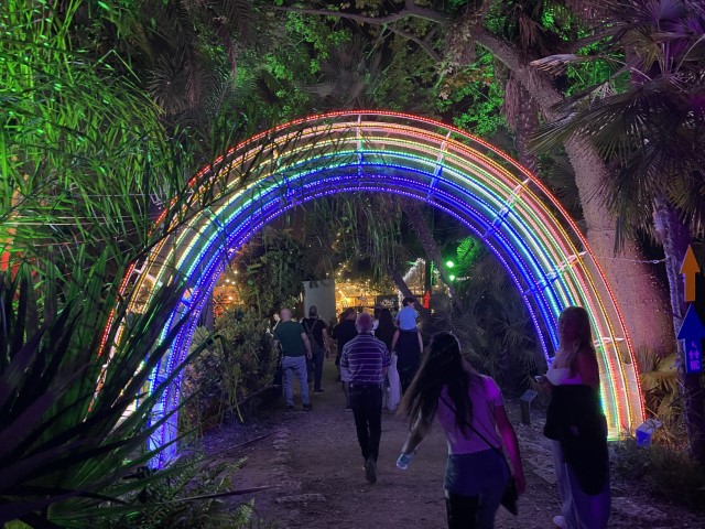 קשת בענן מוארת בפסטיבל LUMAGICA