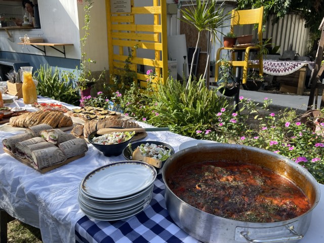 שקשוקה, כריכים ופוקצ'ה בעגלת קפה תומאס בקיבוץ כפר מסריק