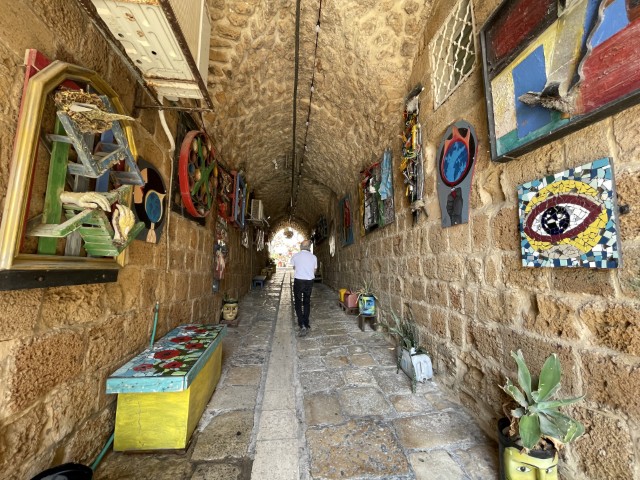 יצירות האמנות של ואליד אשאש בסמטה מקורה בעכו