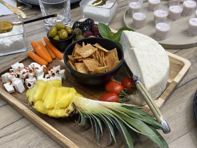 גבינות, יוגורטים ודבש ממחלבת דוגמא במושב עמקה