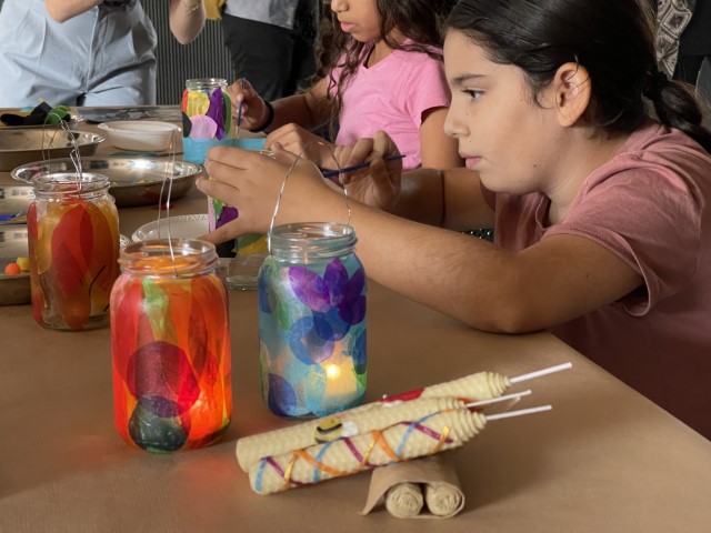 סדנת יצירת נרות דונג ועששיות במחלבת דוגמא