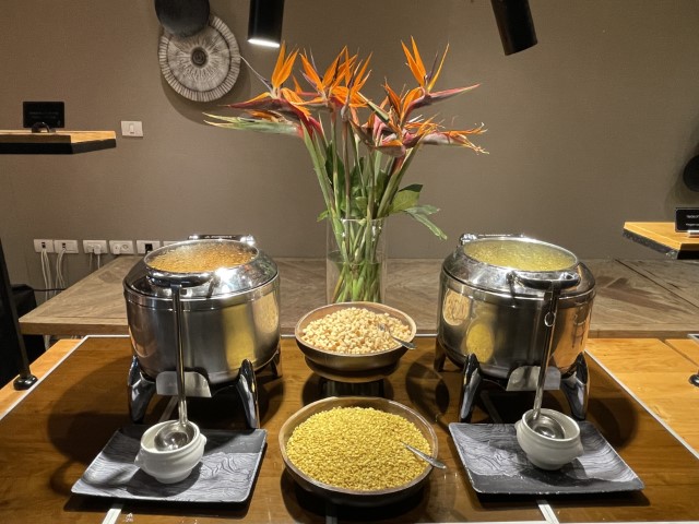 מזנון פתוח של שישה סוגי מרקים