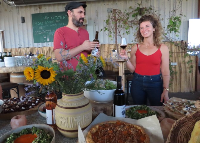 עדוש ואלכס מארחים ביקב לטם ומציגים את היינות