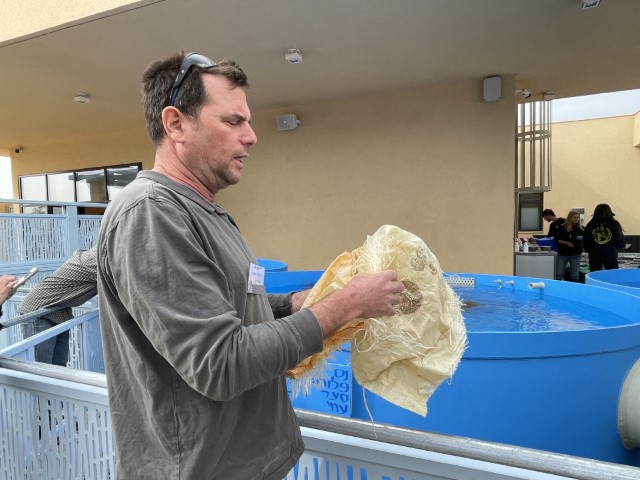 ד"ר יניב לוי מציג פסולת פלסטיק המסכנת צבי ים