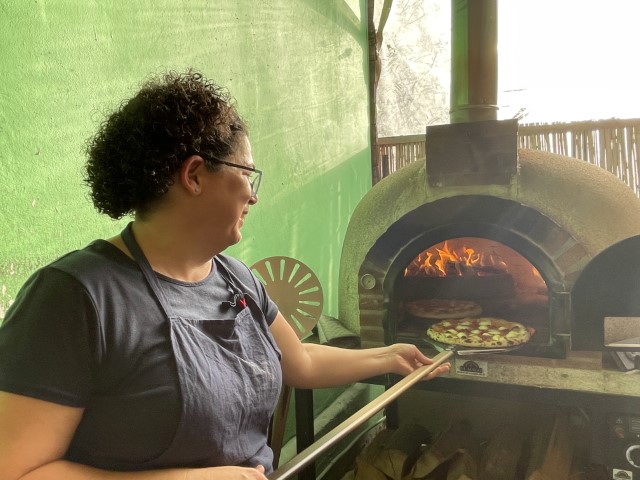 חנית אופה את הפיצות בטאבון אבן בפיצרייה