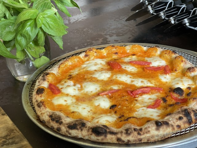 פיצה מרגריטה עם עגבניות צלויות בפיצרייה לה קלברזה