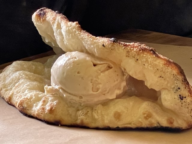 קינוח קלצונה עם גלידת ג'לאטו