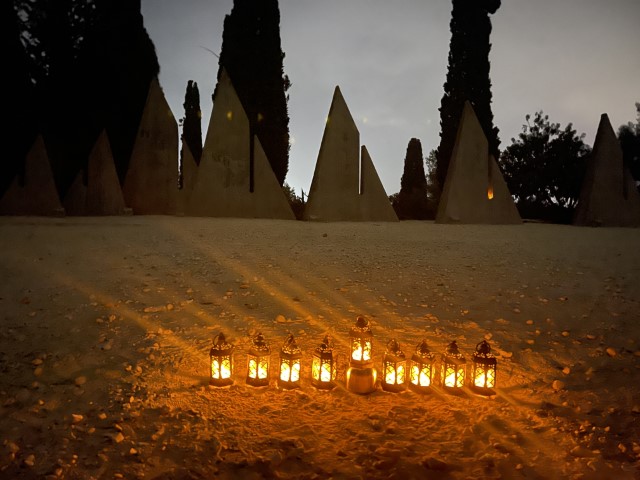 הדלקת נרות חנוכה באנדרטה לחללי תש"ח