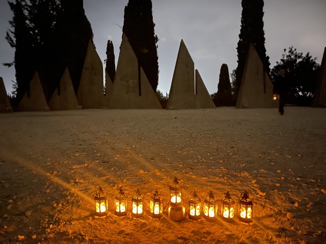הדלקת נרות חנוכה באנדרטה לחללי תש"ח