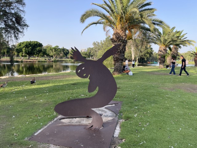 אחד מפסלי מנשה קדישמן בגן הפסלים בפארק הלאומי רמת גן