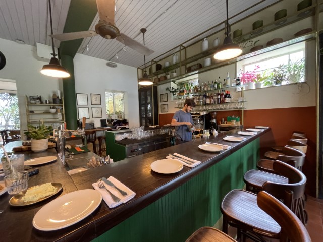 בר משקאות עם כיסאות גבוהים בחלל המרכזי של מסעדת משק ברזילי