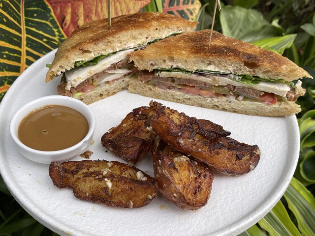 כריך רוסטביף טבעוני ענק מוגש עם תפוחי אדמה בקונפי שום ורוזמרין