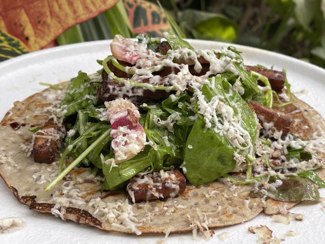 קרפ כוסמת מלוח בסגנון אינג'ירה עם טמפה וגבינת קשיו