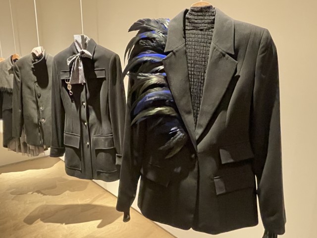 ז&rsquo;קטים מחויטים בעיצוב דורין פרנקפורט