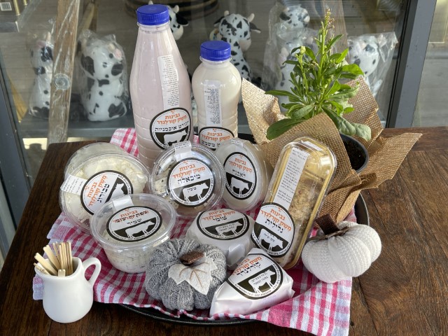 מבחר גבינות בוטיק ממחלבת קורלנדר בית הלל