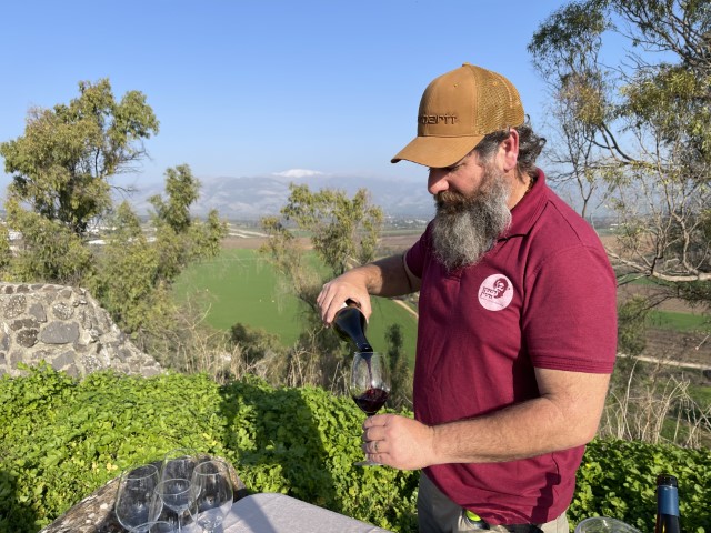 טעימת יין מיקב שיפון על רקע נופי רמת הגולן
