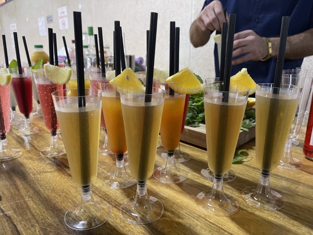 קוקטיילים צבעוניים ליד הבריכה המקורה והמחוממת